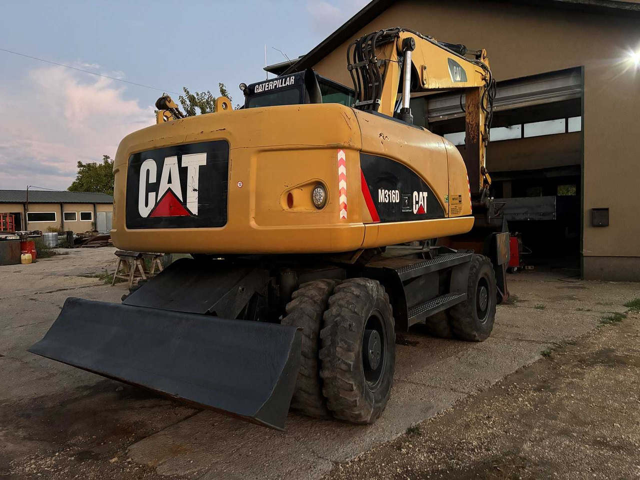 Caterpillar CATERPILLAR - M316D - WHEELED EXCAVATOR - 2008 - Gumikerekes kotró: 2 kép. Caterpillar CATERPILLAR - M316D - WHEELED EXCAVATOR - 2008 - Gumikerekes kotró: 2 kép.