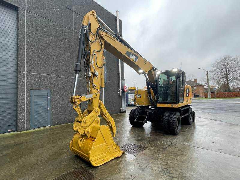 Caterpillar M314F - Gumikerekes kotró: 2 kép. Caterpillar M314F - Gumikerekes kotró: 2 kép.