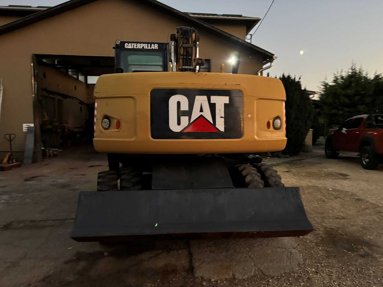 Caterpillar M316D - Gumikerekes kotró: 4 kép. Caterpillar M316D - Gumikerekes kotró: 4 kép.