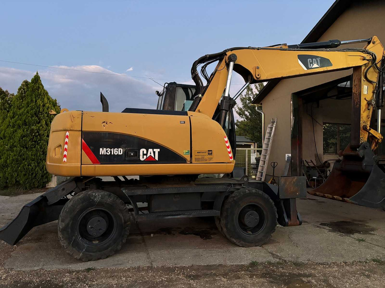 Caterpillar M316D - Gumikerekes kotró: 1 kép. Caterpillar M316D - Gumikerekes kotró: 1 kép.