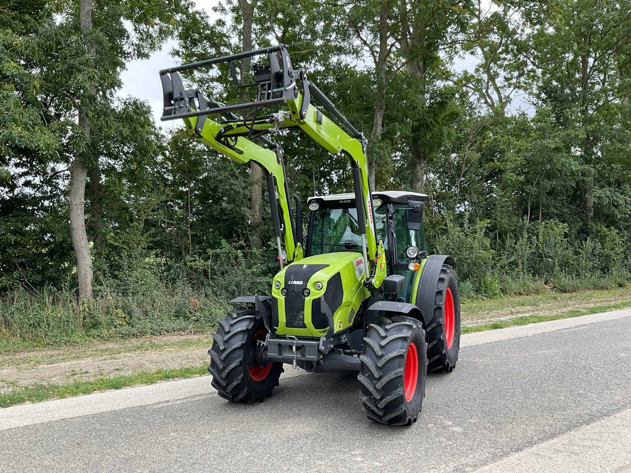 Claas Elios 210 - Traktor: 2 kép. Claas Elios 210 - Traktor: 2 kép.