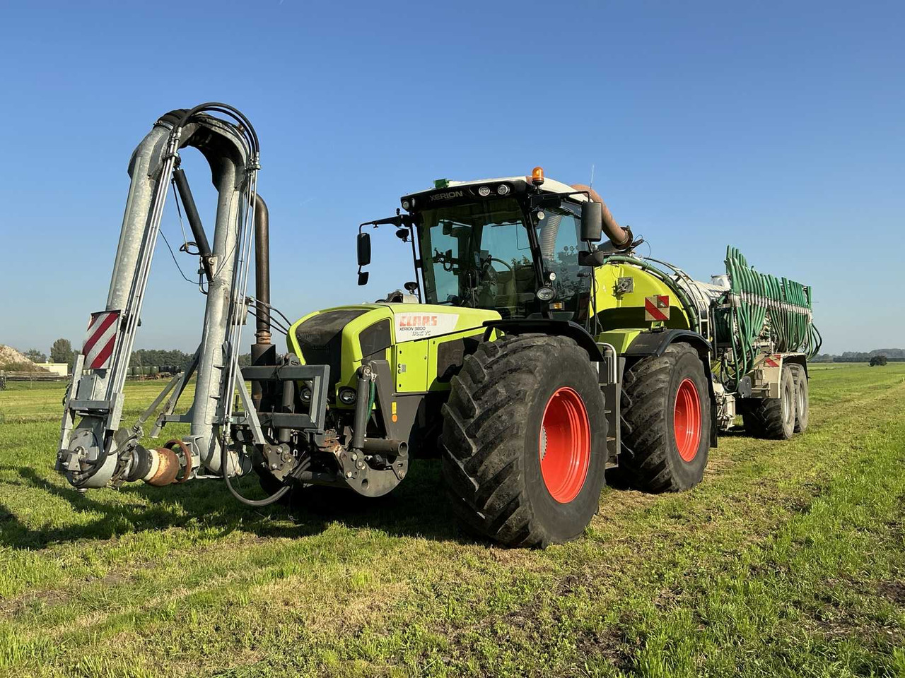 Claas Xerion 3800 Trac VC - PTLX 28 - Szervestrágyaszóró: 1 kép. Claas Xerion 3800 Trac VC - PTLX 28 - Szervestrágyaszóró: 1 kép.