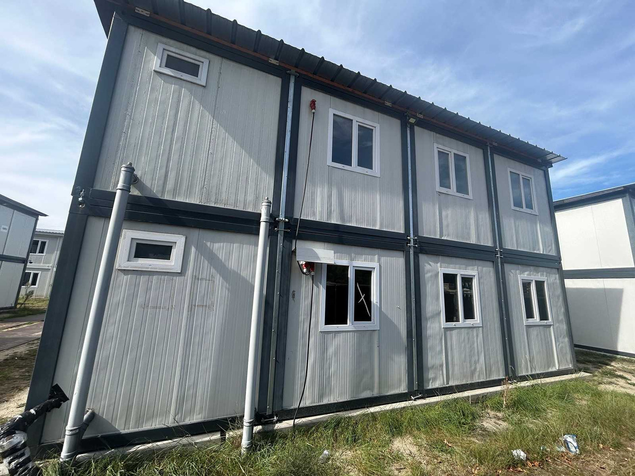 Container house - Konténerház: 2 kép. Container house - Konténerház: 2 kép.