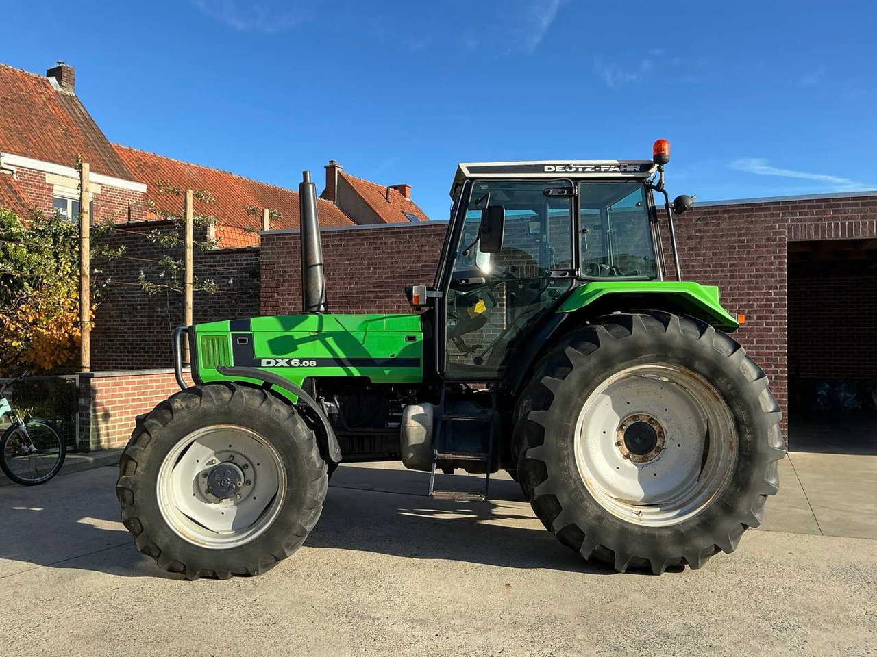 DEUTZ-FAHR DX6.06 ALL-WHEEL DRIVE AGRICULTURAL TRACTOR - Traktor: 2 kép. DEUTZ-FAHR DX6.06 ALL-WHEEL DRIVE AGRICULTURAL TRACTOR - Traktor: 2 kép.