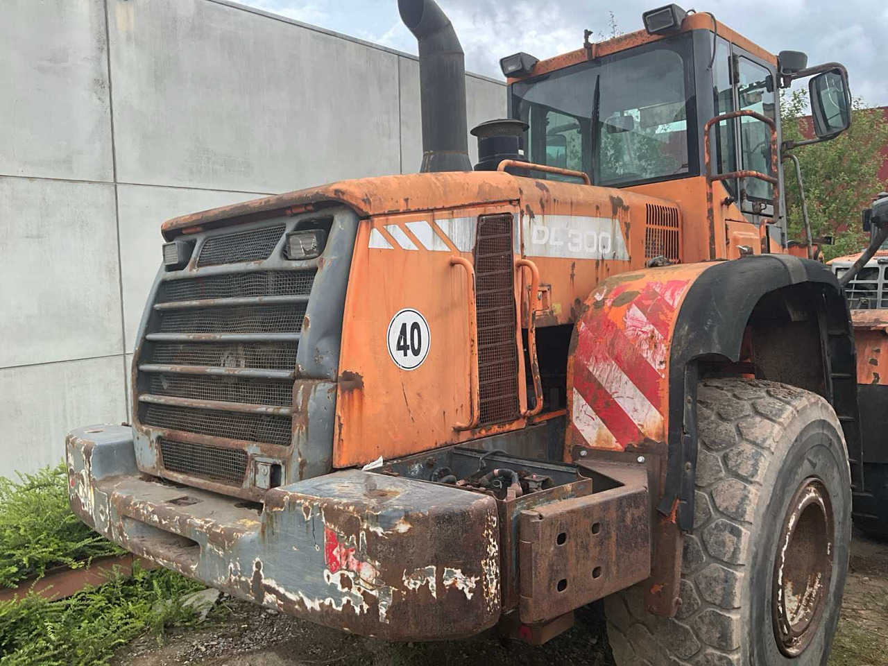 DOOSAN DL300 - Gumikerekes homlokrakodó: 4 kép. DOOSAN DL300 - Gumikerekes homlokrakodó: 4 kép.