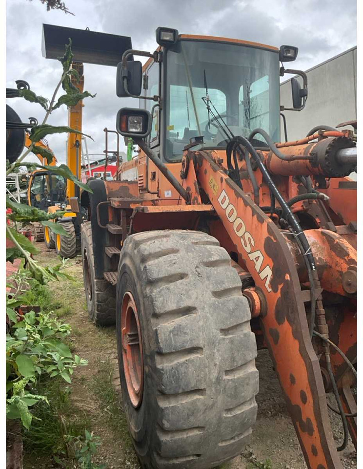 DOOSAN DL300 - Gumikerekes homlokrakodó: 3 kép. DOOSAN DL300 - Gumikerekes homlokrakodó: 3 kép.