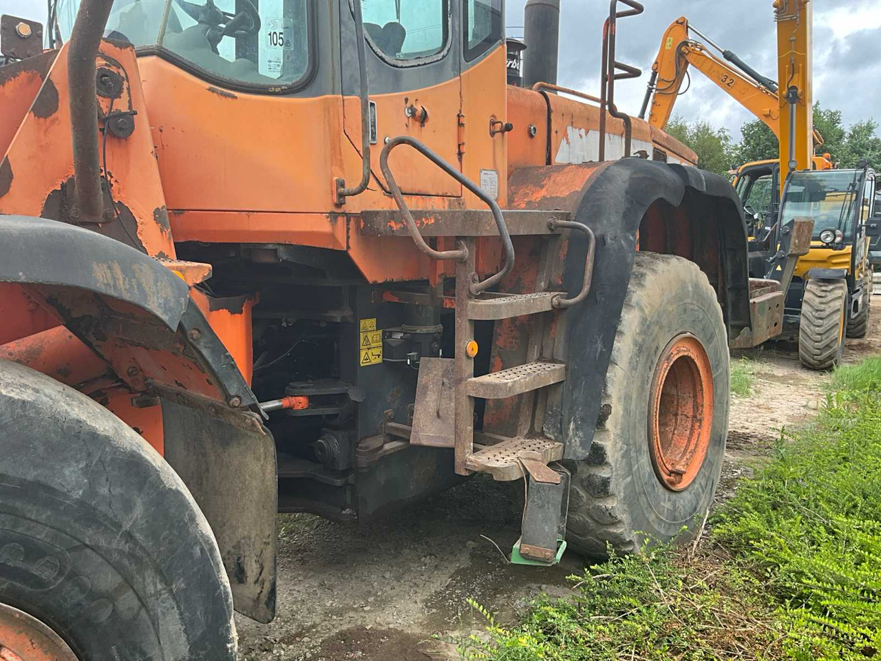 DOOSAN DL300 - Gumikerekes homlokrakodó: 5 kép. DOOSAN DL300 - Gumikerekes homlokrakodó: 5 kép.