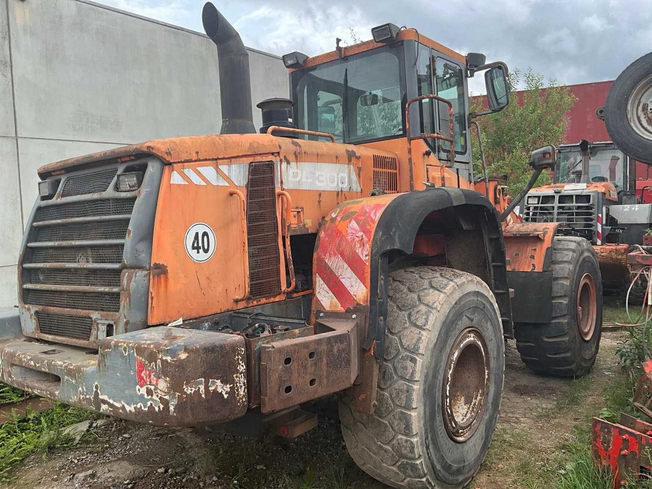DOOSAN DL300 - Gumikerekes homlokrakodó: 2 kép. DOOSAN DL300 - Gumikerekes homlokrakodó: 2 kép.