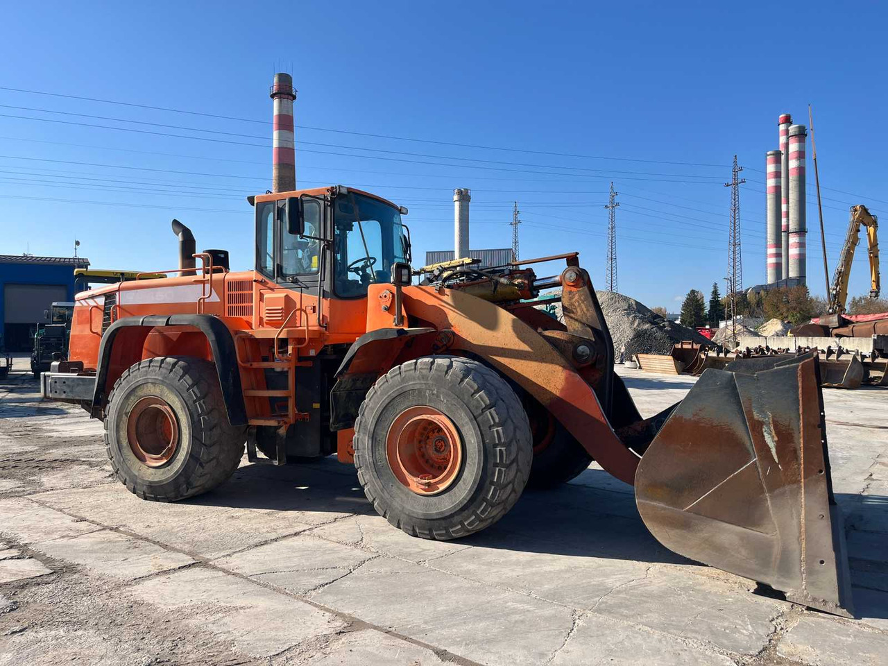 DOOSAN - DL450 - WHEEL LOADER - Gumikerekes homlokrakodó: 4 kép. DOOSAN - DL450 - WHEEL LOADER - Gumikerekes homlokrakodó: 4 kép.