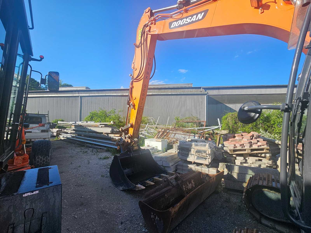 DOOSAN DX140LCR-7 - Lánctalpas kotró: 5 kép. DOOSAN DX140LCR-7 - Lánctalpas kotró: 5 kép.