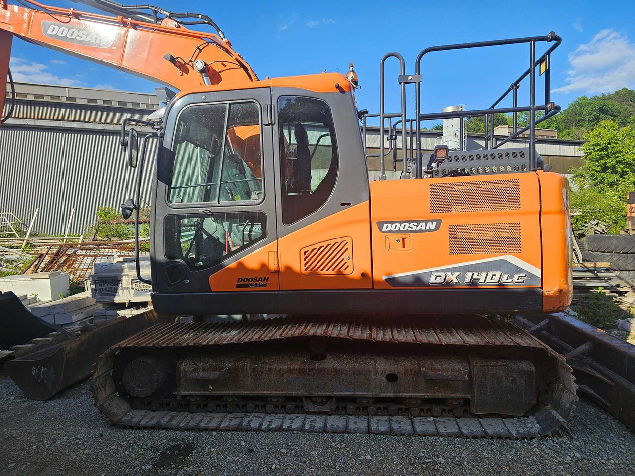 DOOSAN DX140LCR-7 - Lánctalpas kotró: 3 kép. DOOSAN DX140LCR-7 - Lánctalpas kotró: 3 kép.