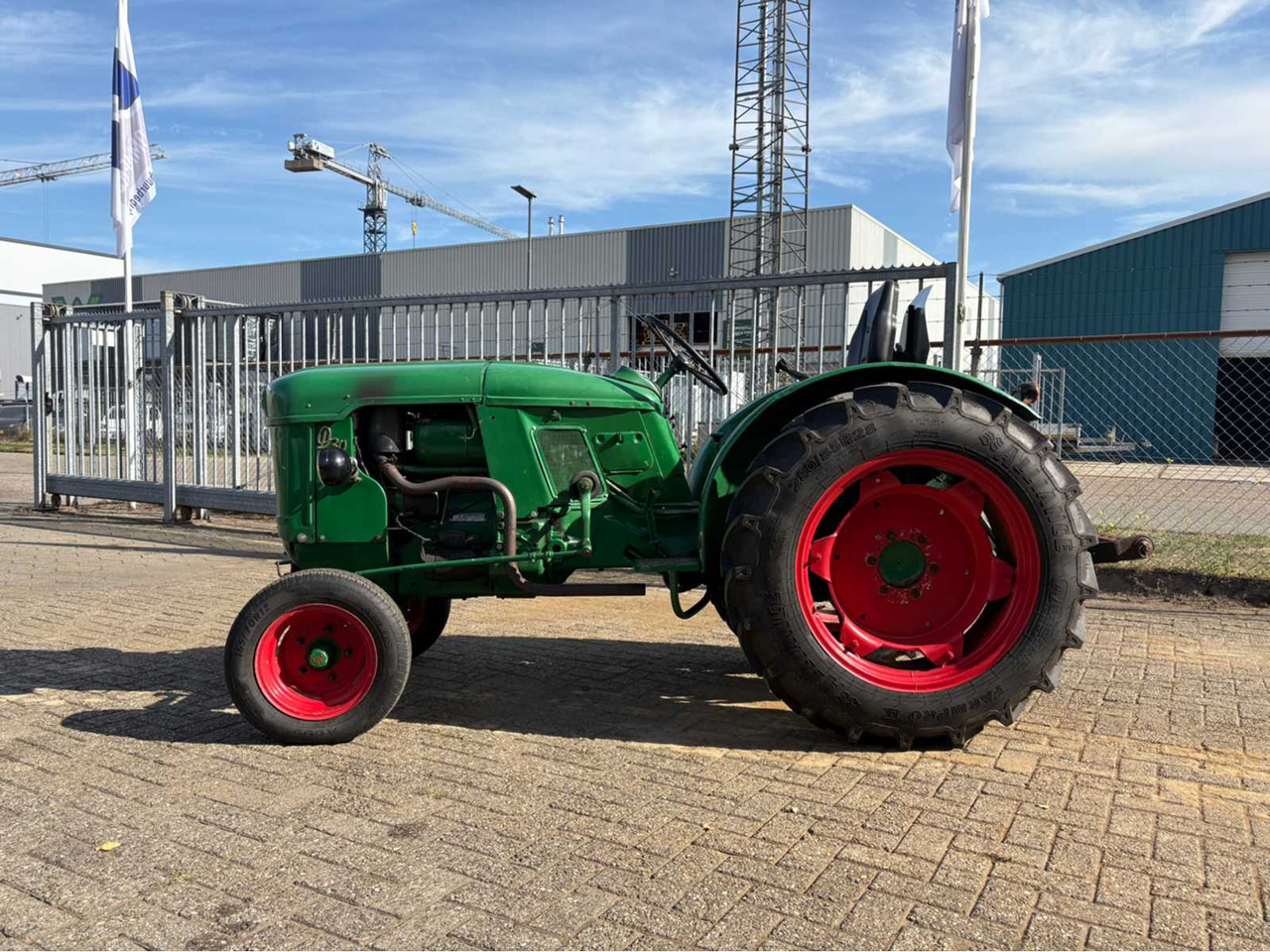 Deutz D30-PF - Kistraktor: 2 kép. Deutz D30-PF - Kistraktor: 2 kép.