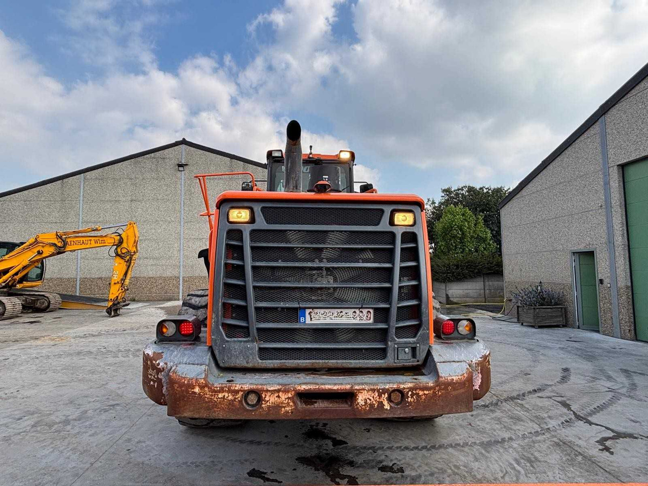 Doosan DL550 - Gumikerekes homlokrakodó: 4 kép. Doosan DL550 - Gumikerekes homlokrakodó: 4 kép.