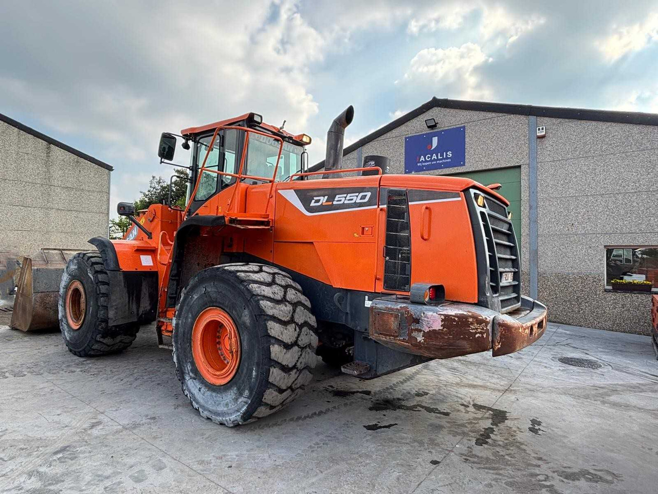 Doosan DL550 - Gumikerekes homlokrakodó: 3 kép. Doosan DL550 - Gumikerekes homlokrakodó: 3 kép.