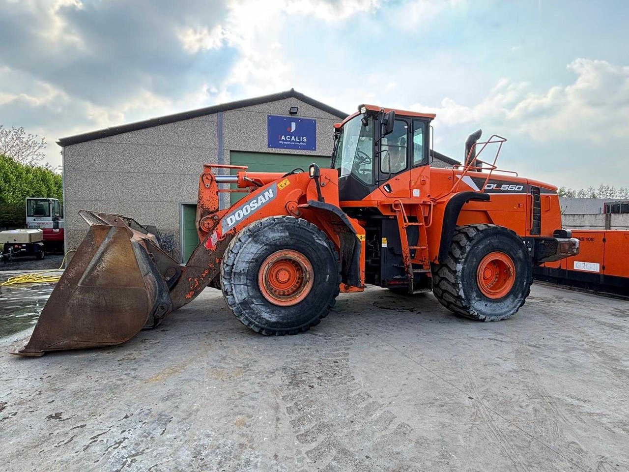 Doosan DL550 - Gumikerekes homlokrakodó: 2 kép. Doosan DL550 - Gumikerekes homlokrakodó: 2 kép.