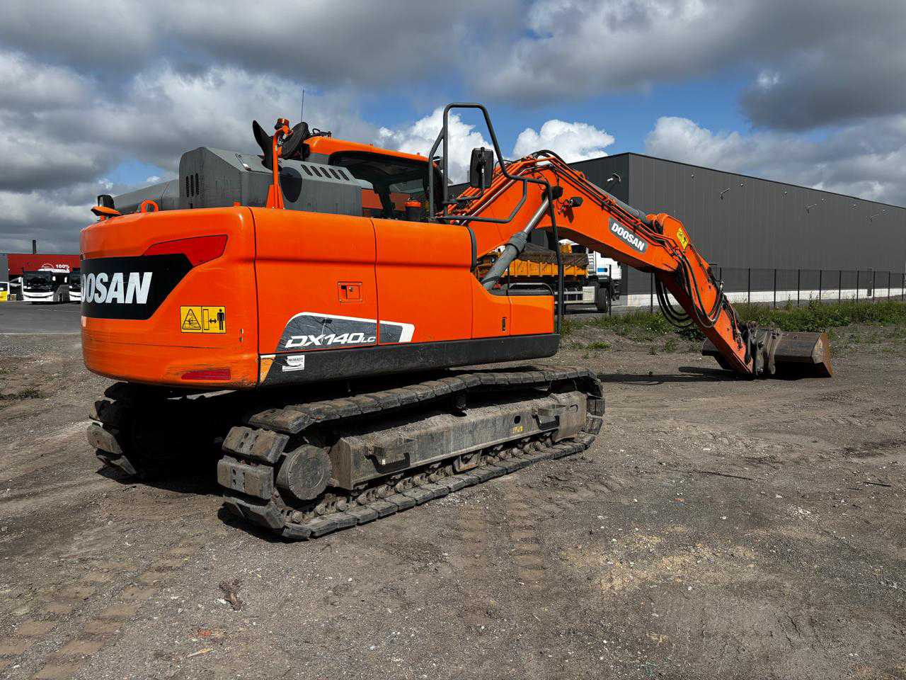 Doosan DX140 LC-5 - Lánctalpas kotró: 2 kép. Doosan DX140 LC-5 - Lánctalpas kotró: 2 kép.