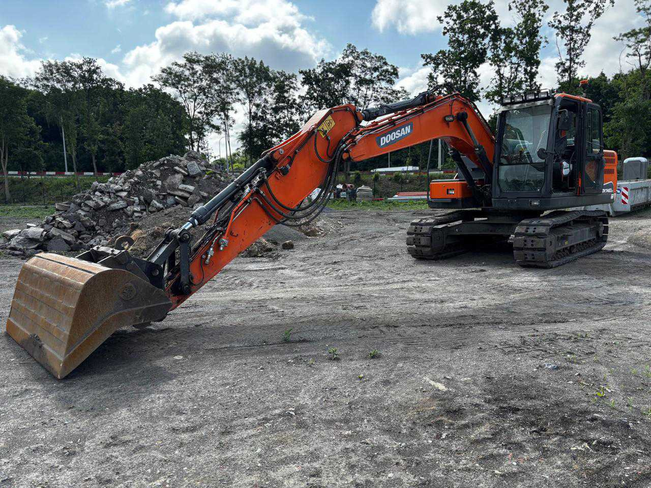 Doosan DX140 LC-5 - Lánctalpas kotró: 1 kép. Doosan DX140 LC-5 - Lánctalpas kotró: 1 kép.