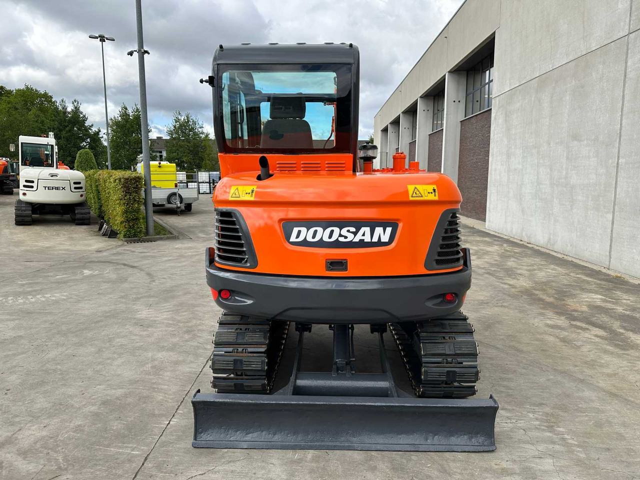 Doosan DX55-9C - Lánctalpas kotró: 5 kép. Doosan DX55-9C - Lánctalpas kotró: 5 kép.