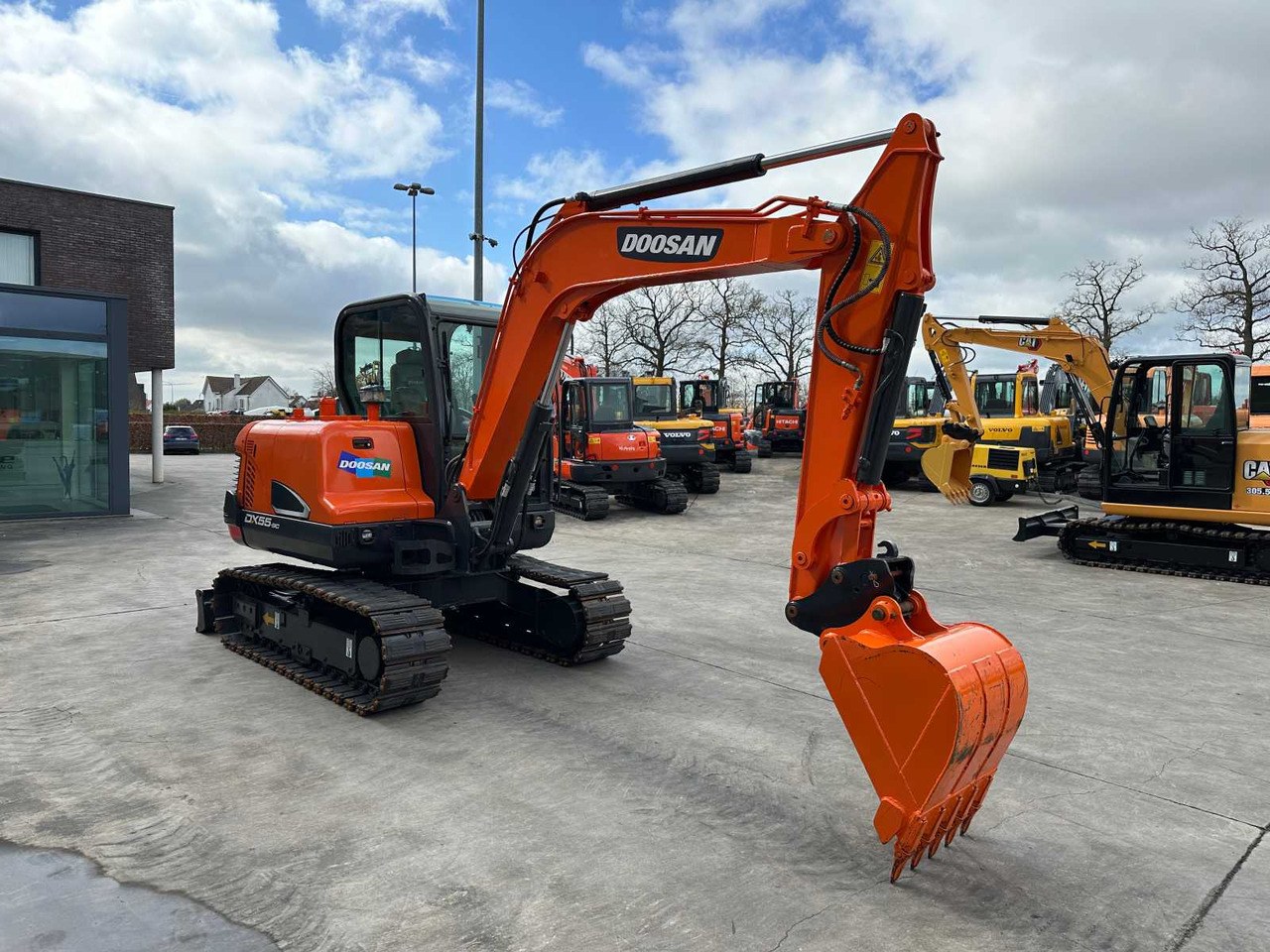 Doosan DX55-9C - Lánctalpas kotró: 3 kép. Doosan DX55-9C - Lánctalpas kotró: 3 kép.