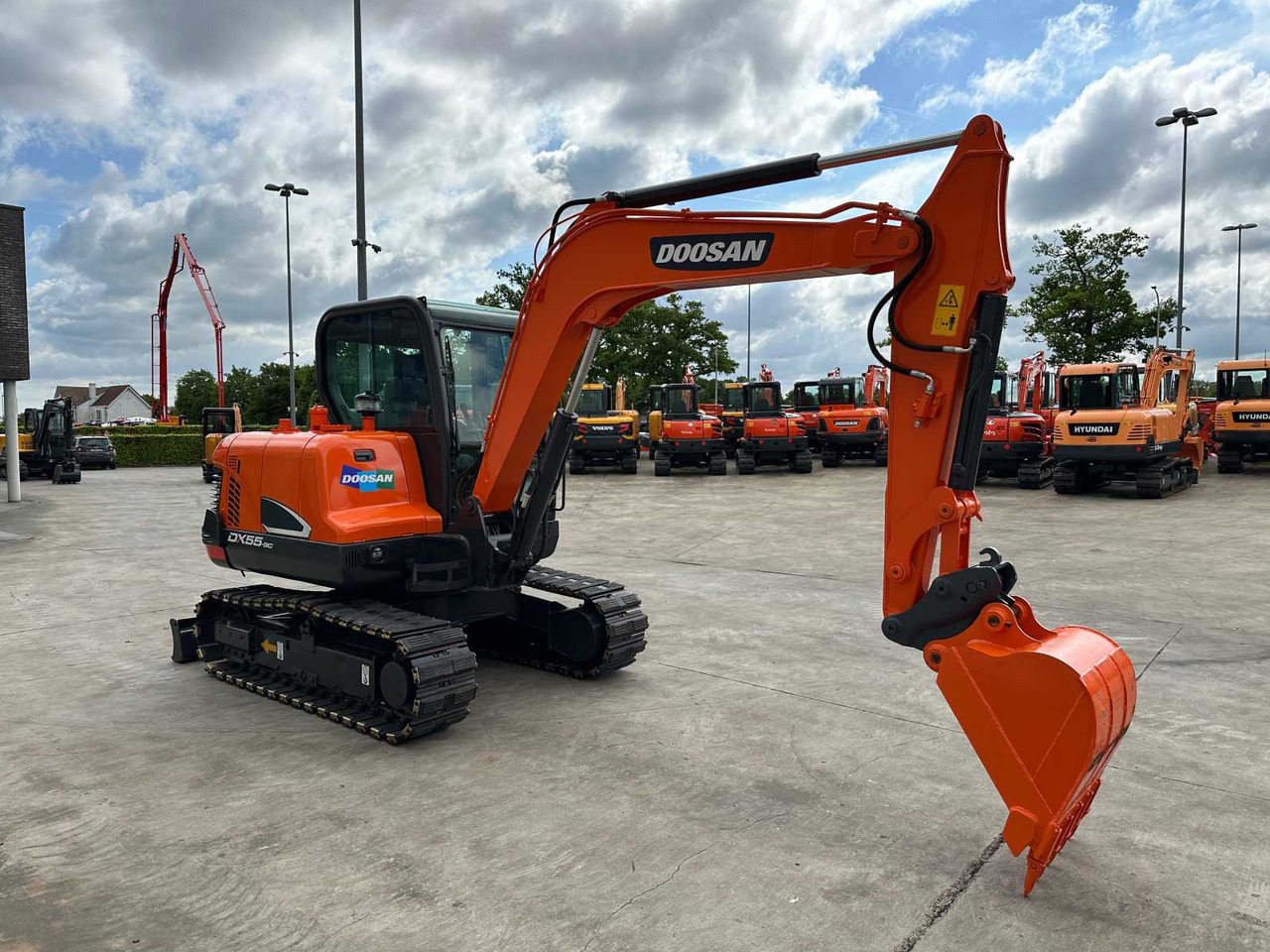 Doosan DX55-9C - Lánctalpas kotró: 3 kép. Doosan DX55-9C - Lánctalpas kotró: 3 kép.