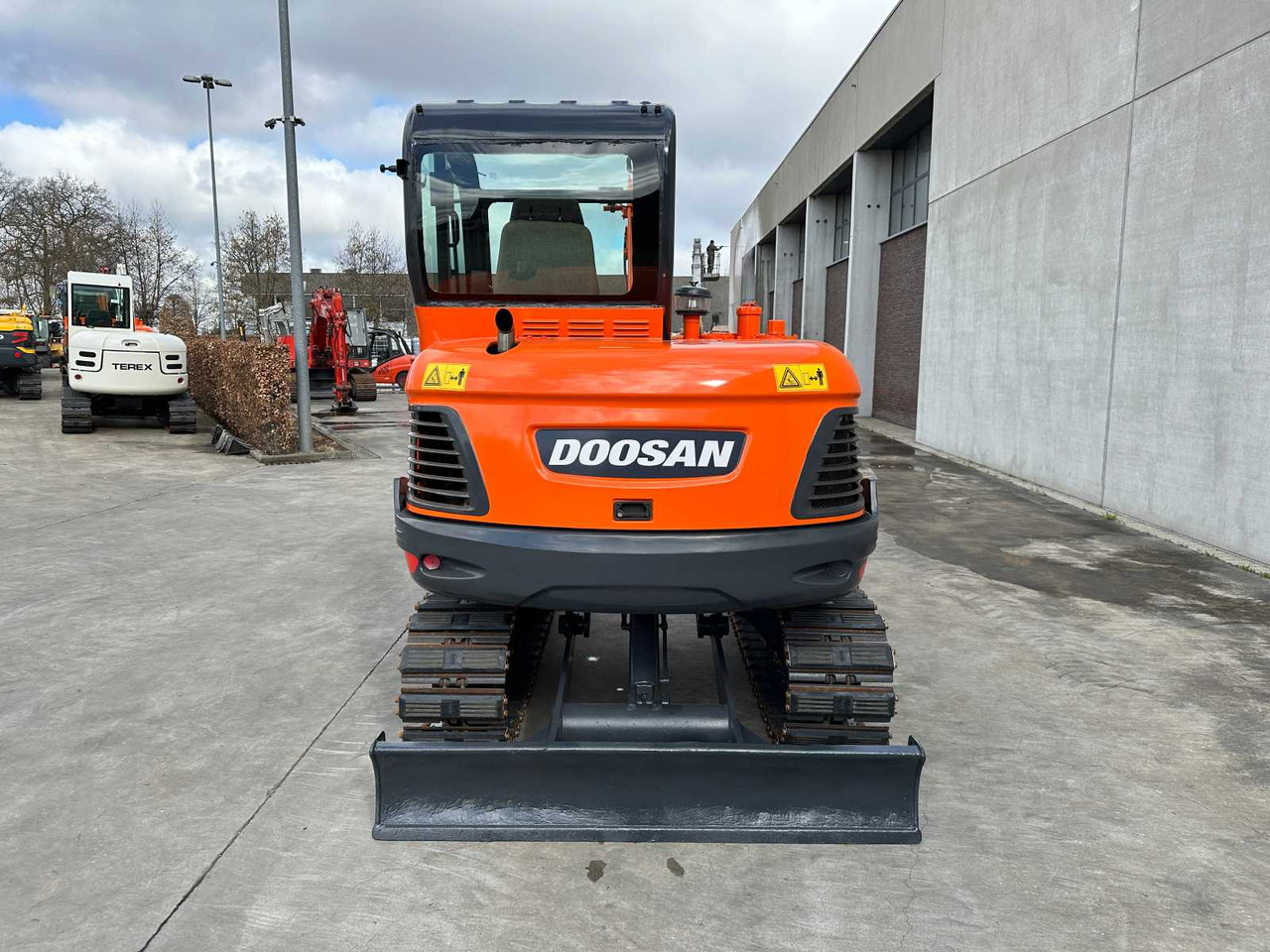 Doosan DX55-9C - Lánctalpas kotró: 5 kép. Doosan DX55-9C - Lánctalpas kotró: 5 kép.