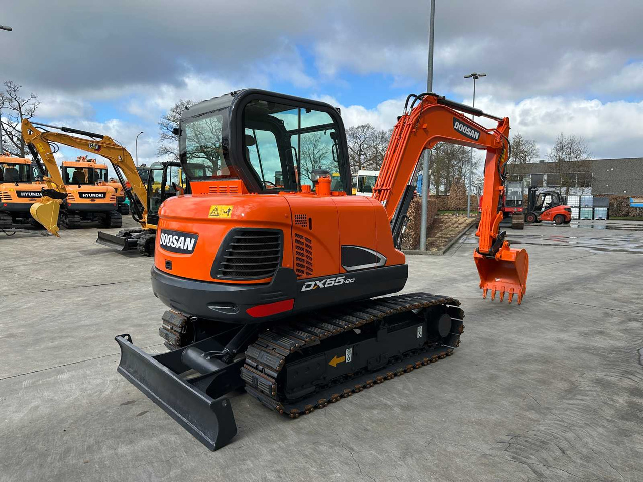 Doosan DX55-9C - Lánctalpas kotró: 4 kép. Doosan DX55-9C - Lánctalpas kotró: 4 kép.