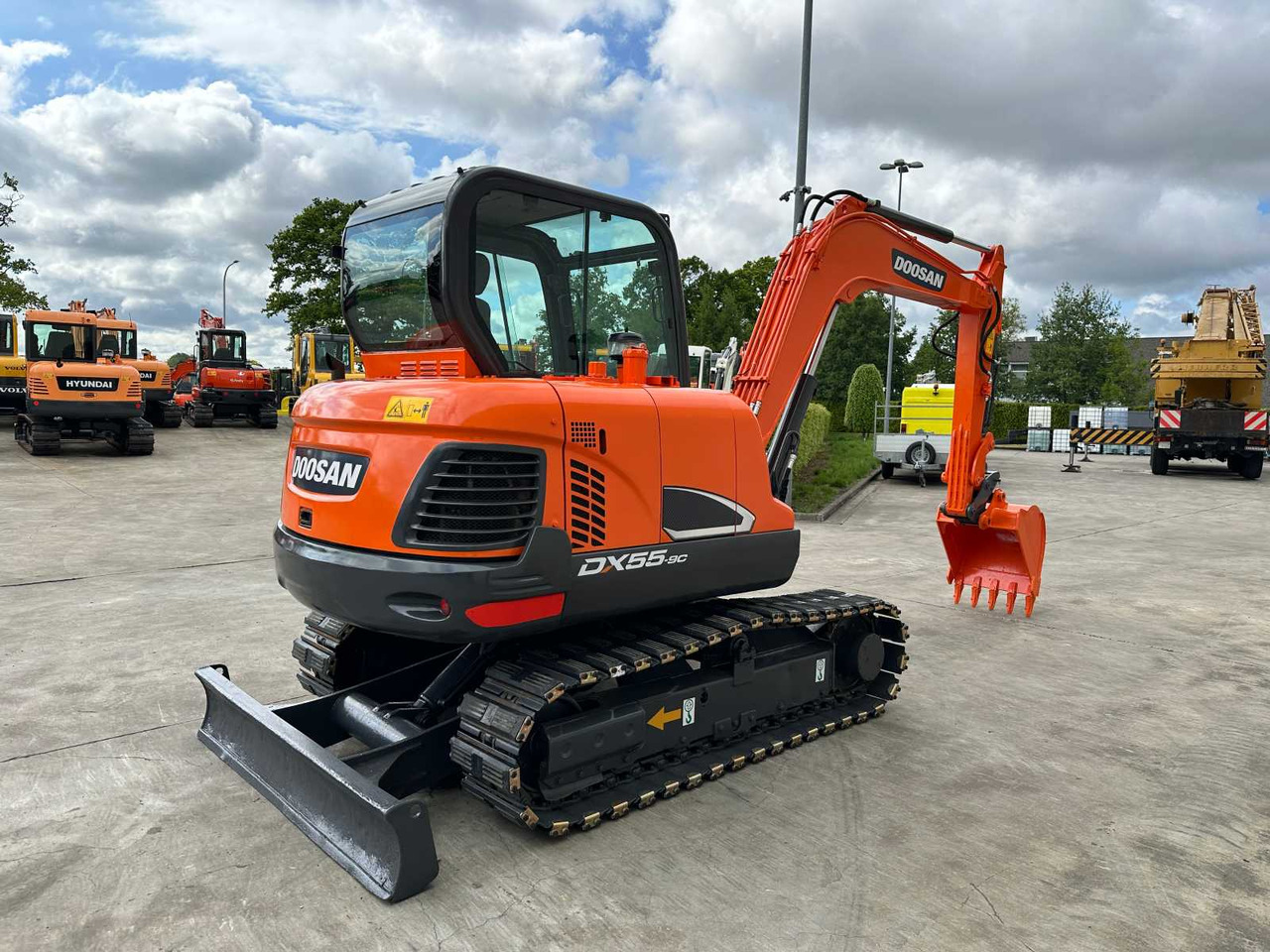Doosan DX55-9C - Lánctalpas kotró: 4 kép. Doosan DX55-9C - Lánctalpas kotró: 4 kép.