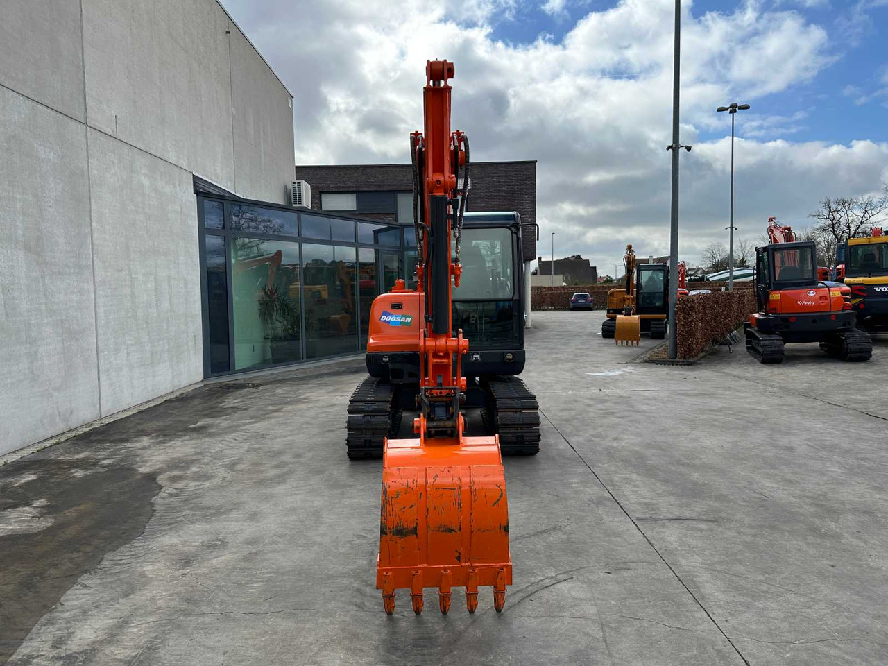 Doosan DX55-9C - Lánctalpas kotró: 2 kép. Doosan DX55-9C - Lánctalpas kotró: 2 kép.