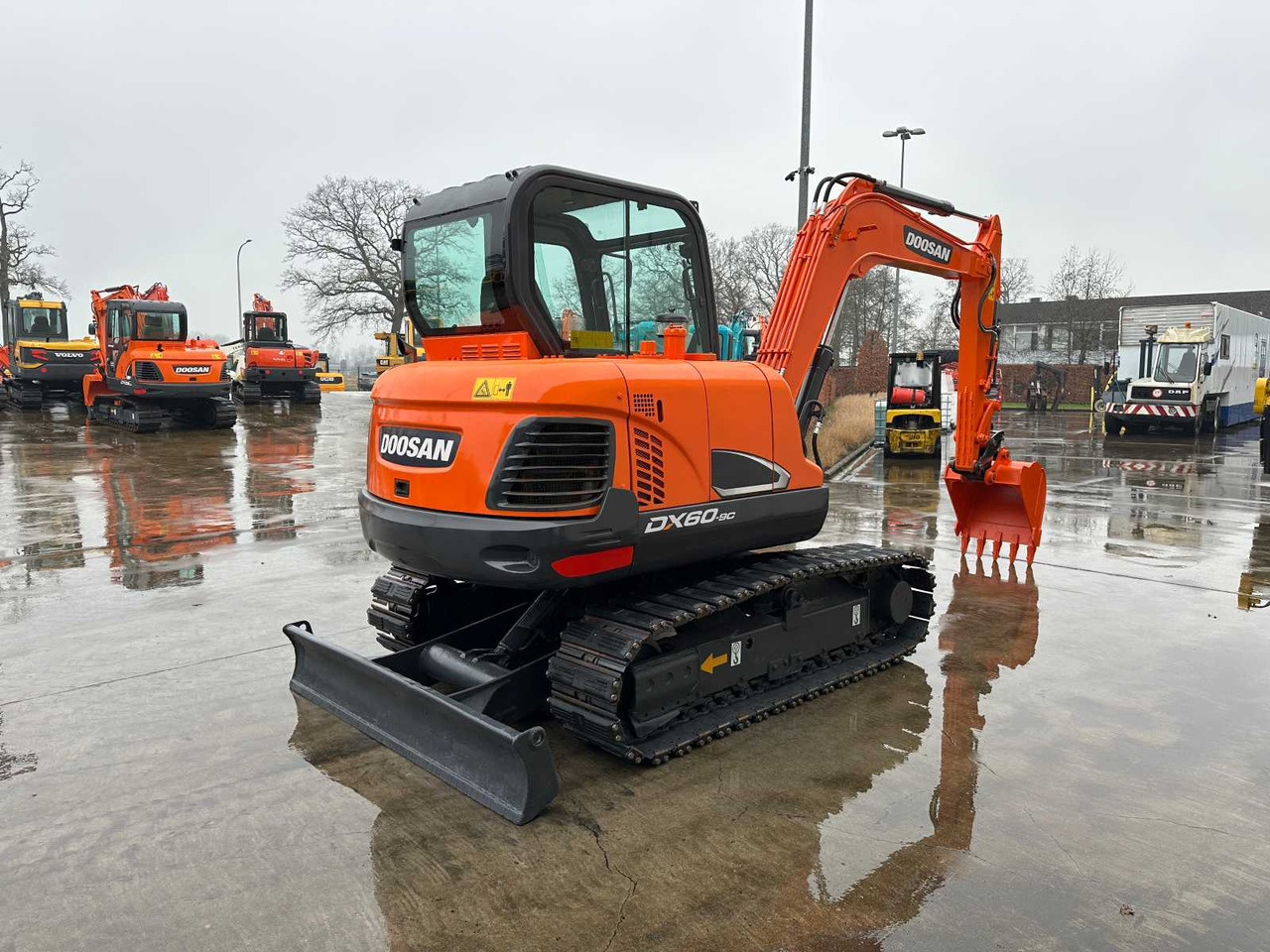 Doosan DX60-9C - Lánctalpas kotró: 3 kép. Doosan DX60-9C - Lánctalpas kotró: 3 kép.