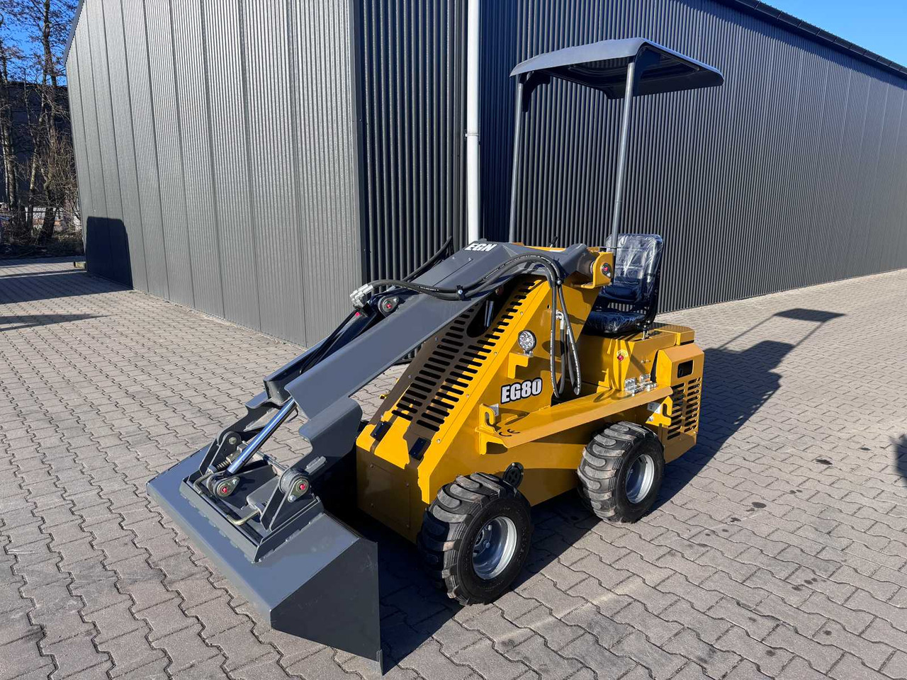 EGN EG80 MINI SHOVEL / MINI LOADER - Kompakt lánctalpas rakodó: 3 kép. EGN EG80 MINI SHOVEL / MINI LOADER - Kompakt lánctalpas rakodó: 3 kép.