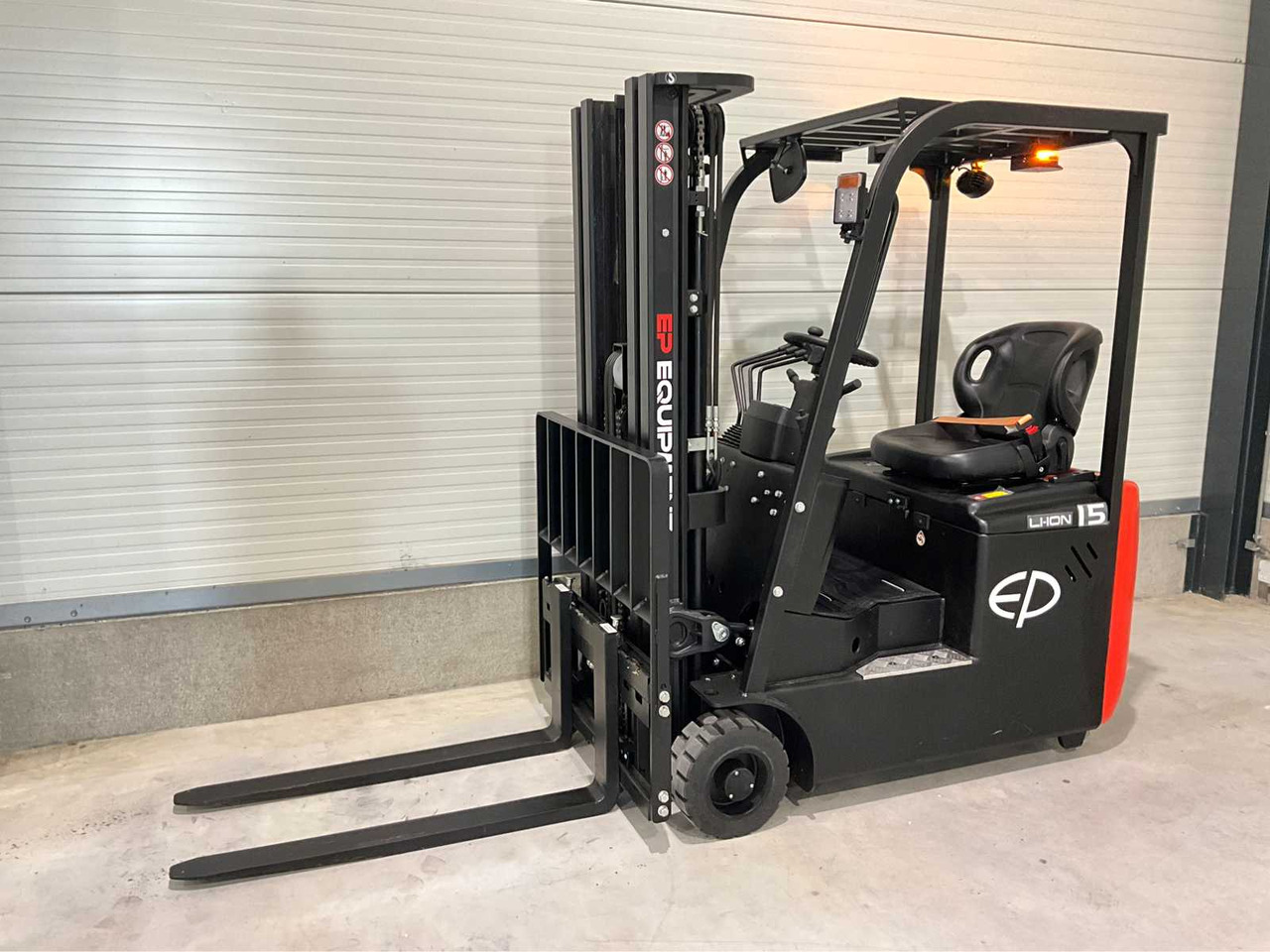 EP - 2025 - EFS 151 - FORKLIFT TRUCK - Villás targonca: 1 kép. EP - 2025 - EFS 151 - FORKLIFT TRUCK - Villás targonca: 1 kép.