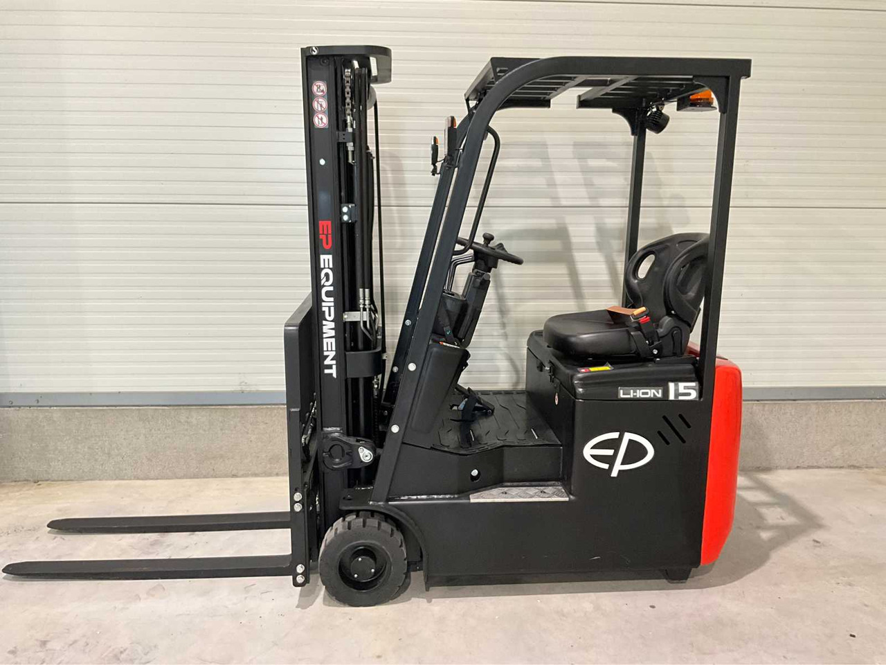 EP - 2025 - EFS 151 - FORKLIFT TRUCK - Villás targonca: 2 kép. EP - 2025 - EFS 151 - FORKLIFT TRUCK - Villás targonca: 2 kép.
