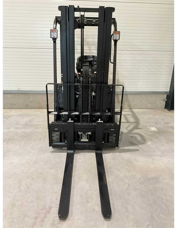 EP - 2025 - EFS 151 - FORKLIFT TRUCK - Villás targonca: 4 kép. EP - 2025 - EFS 151 - FORKLIFT TRUCK - Villás targonca: 4 kép.