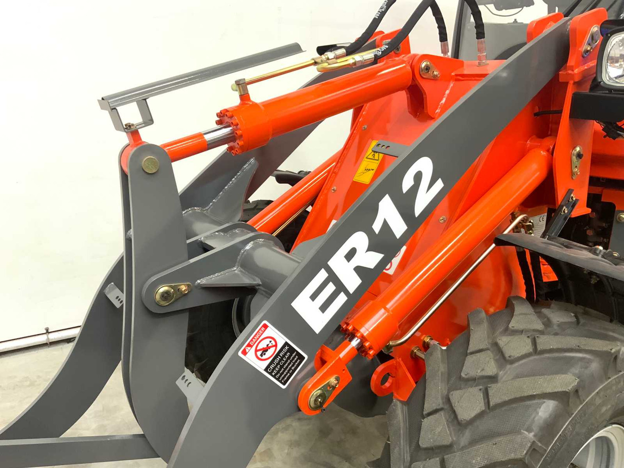 EVERUN - 2025 - ER12 - WHEEL LOADER - Gumikerekes homlokrakodó: 3 kép. EVERUN - 2025 - ER12 - WHEEL LOADER - Gumikerekes homlokrakodó: 3 kép.