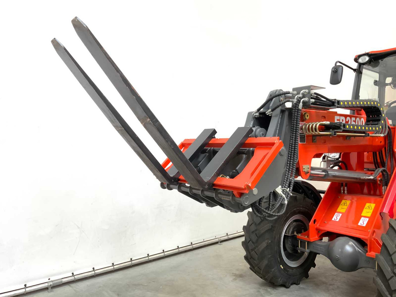 EVERUN - 2025 - ER2500 - TELESCOPIC WHEEL LOADER - Gumikerekes homlokrakodó: 4 kép. EVERUN - 2025 - ER2500 - TELESCOPIC WHEEL LOADER - Gumikerekes homlokrakodó: 4 kép.