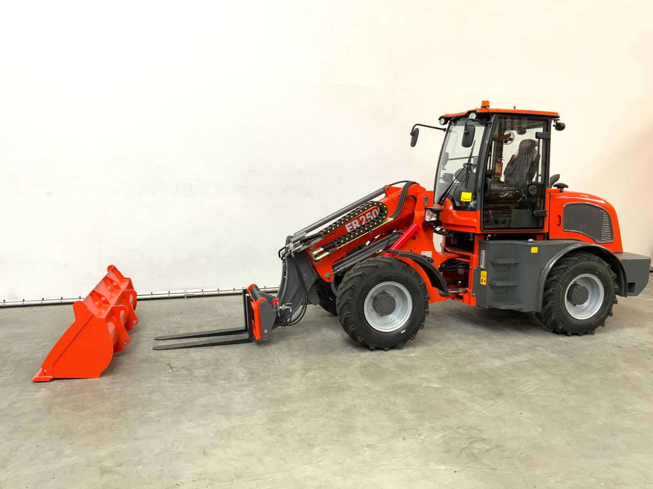 EVERUN - 2025 - ER2500 - TELESCOPIC WHEEL LOADER - Gumikerekes homlokrakodó: 2 kép. EVERUN - 2025 - ER2500 - TELESCOPIC WHEEL LOADER - Gumikerekes homlokrakodó: 2 kép.