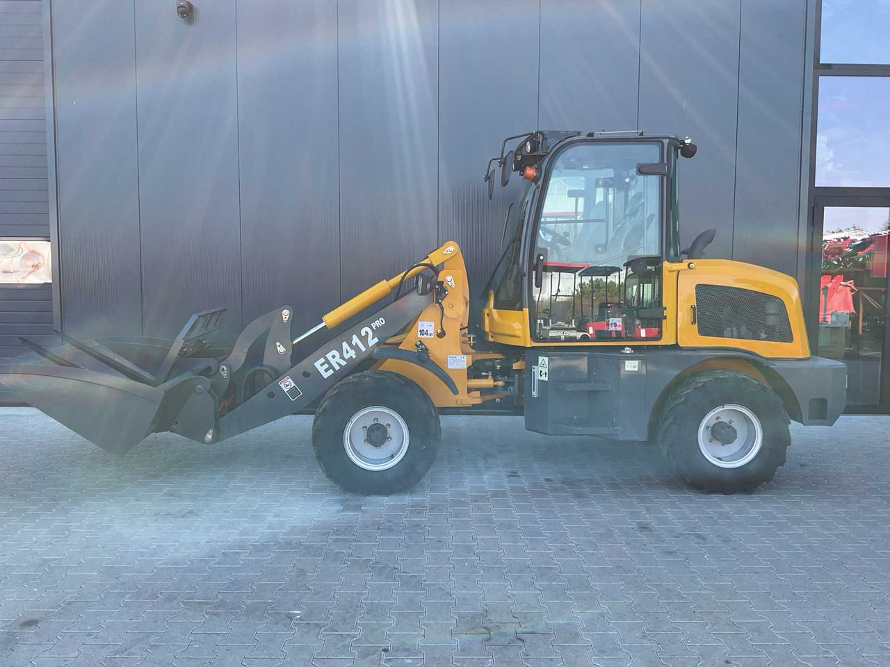 Everun ER412PRO - Gumikerekes homlokrakodó: 3 kép. Everun ER412PRO - Gumikerekes homlokrakodó: 3 kép.