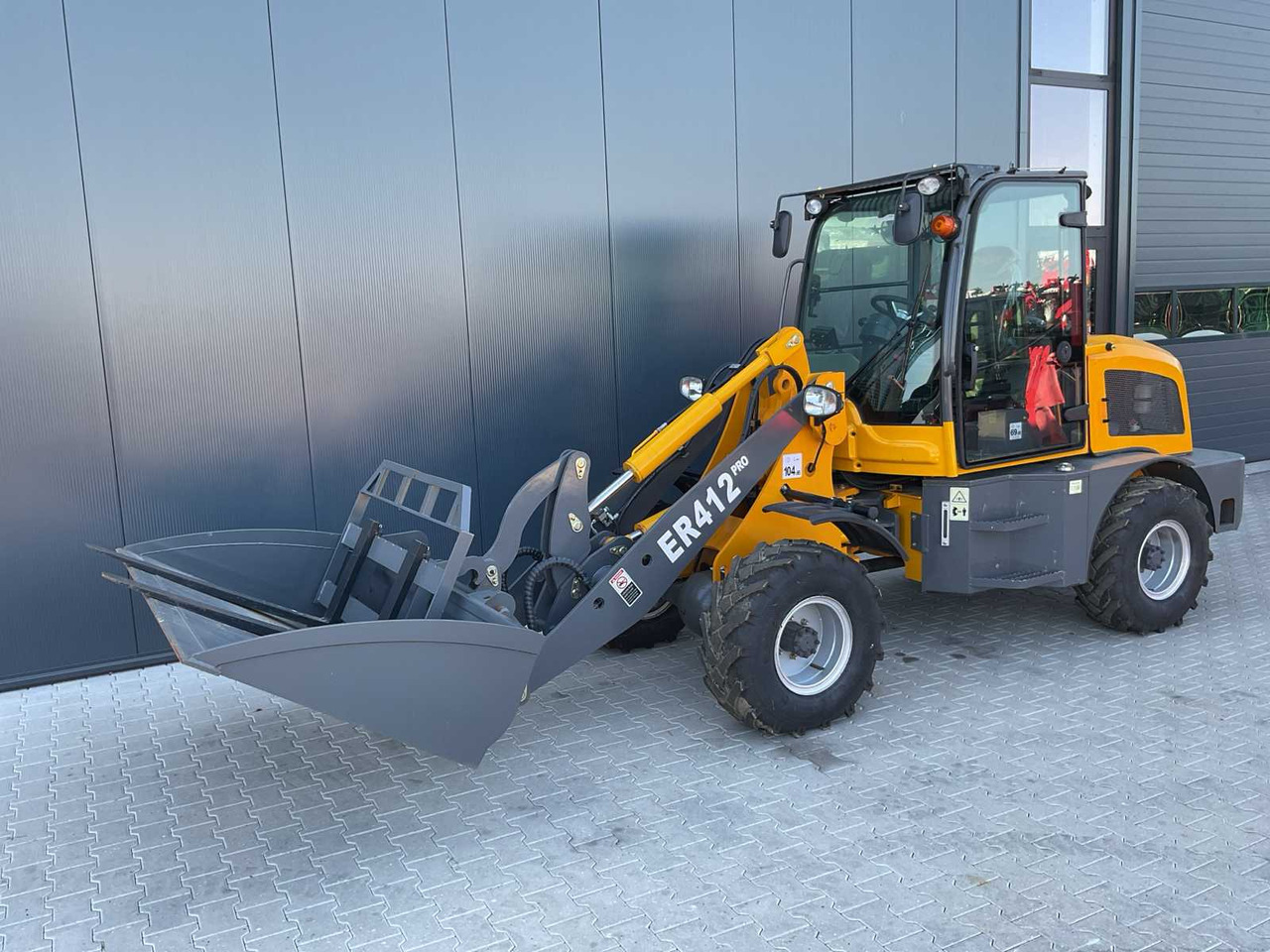 Everun ER412PRO - Gumikerekes homlokrakodó: 1 kép. Everun ER412PRO - Gumikerekes homlokrakodó: 1 kép.