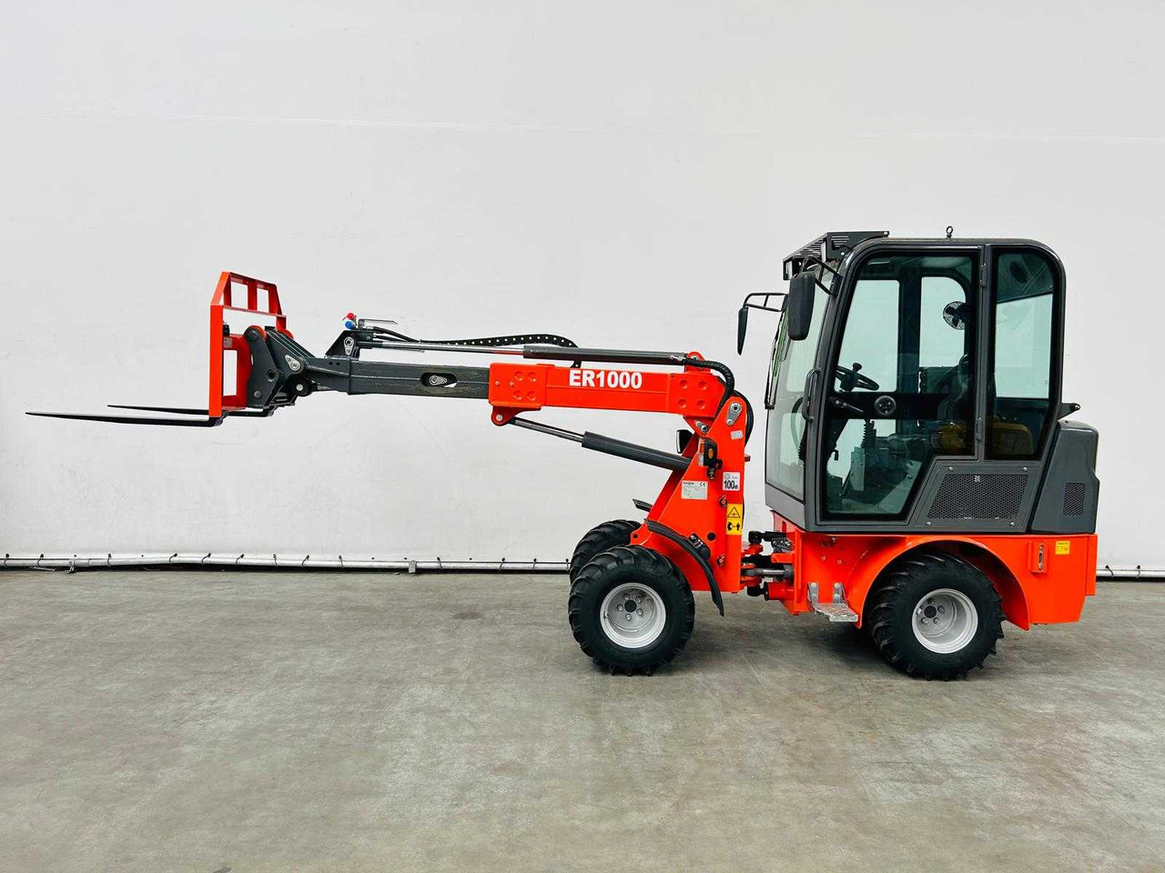 Everun EVERUN - 2025 - ER1000 - TELESCOPIC ARTICULATED WHEEL LOADER KUBOTA EURO5 - Gumikerekes homlokrakodó: 4 kép. Everun EVERUN - 2025 - ER1000 - TELESCOPIC ARTICULATED WHEEL LOADER KUBOTA EURO5 - Gumikerekes homlokrakodó: 4 kép.