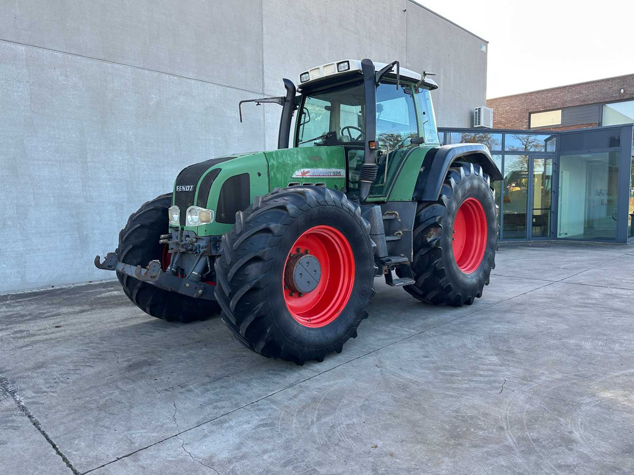 FENDT - 2002 - 926 - FOUR-WHEEL DRIVE AGRICULTURAL TRACTOR - Traktor: 1 kép. FENDT - 2002 - 926 - FOUR-WHEEL DRIVE AGRICULTURAL TRACTOR - Traktor: 1 kép.