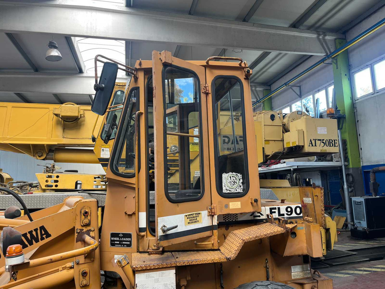 FURUKAWA FL90 WHEEL LOADER - Gumikerekes homlokrakodó: 5 kép. FURUKAWA FL90 WHEEL LOADER - Gumikerekes homlokrakodó: 5 kép.