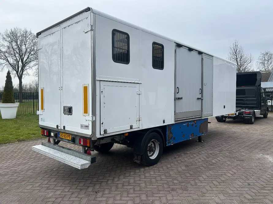 2001 COOPER 6.9 TON HORSE TRAILER BE SEMI-TRAILER - Félpótkocsi: 1 kép. 2001 COOPER 6.9 TON HORSE TRAILER BE SEMI-TRAILER - Félpótkocsi: 1 kép.