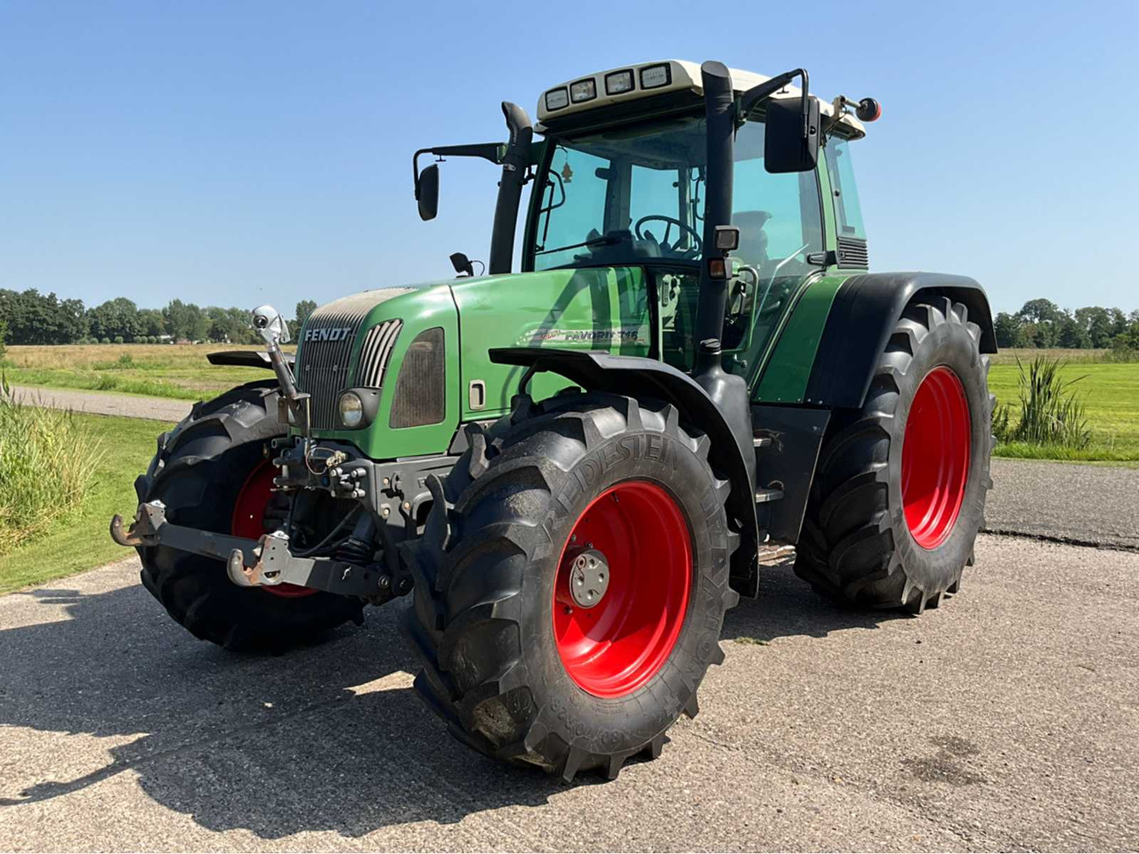 Fendt 2001 FENDT FAVORIT 716 VARIO ALL-WHEEL DRIVE FARM TRACTOR - Traktor: 2 kép. Fendt 2001 FENDT FAVORIT 716 VARIO ALL-WHEEL DRIVE FARM TRACTOR - Traktor: 2 kép.