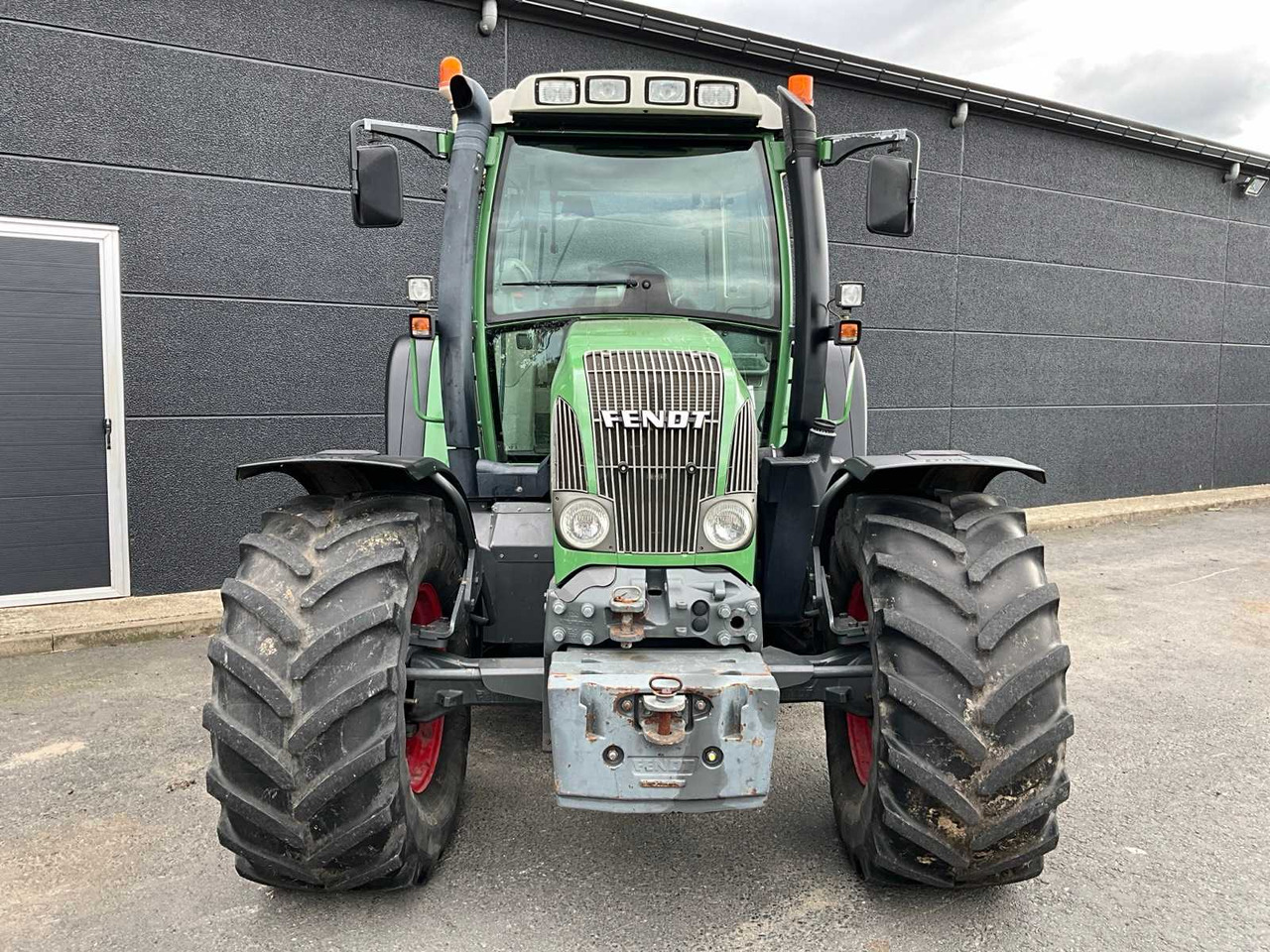 Fendt Farmer 412 vario - Traktor: 2 kép. Fendt Farmer 412 vario - Traktor: 2 kép.