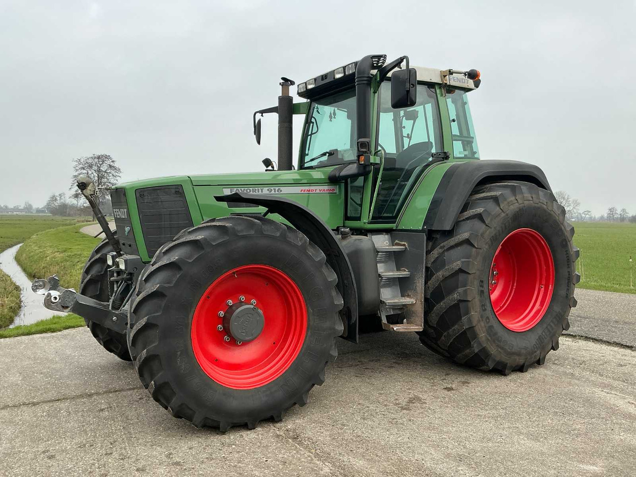 Fendt Favorit 916 - Traktor: 3 kép. Fendt Favorit 916 - Traktor: 3 kép.
