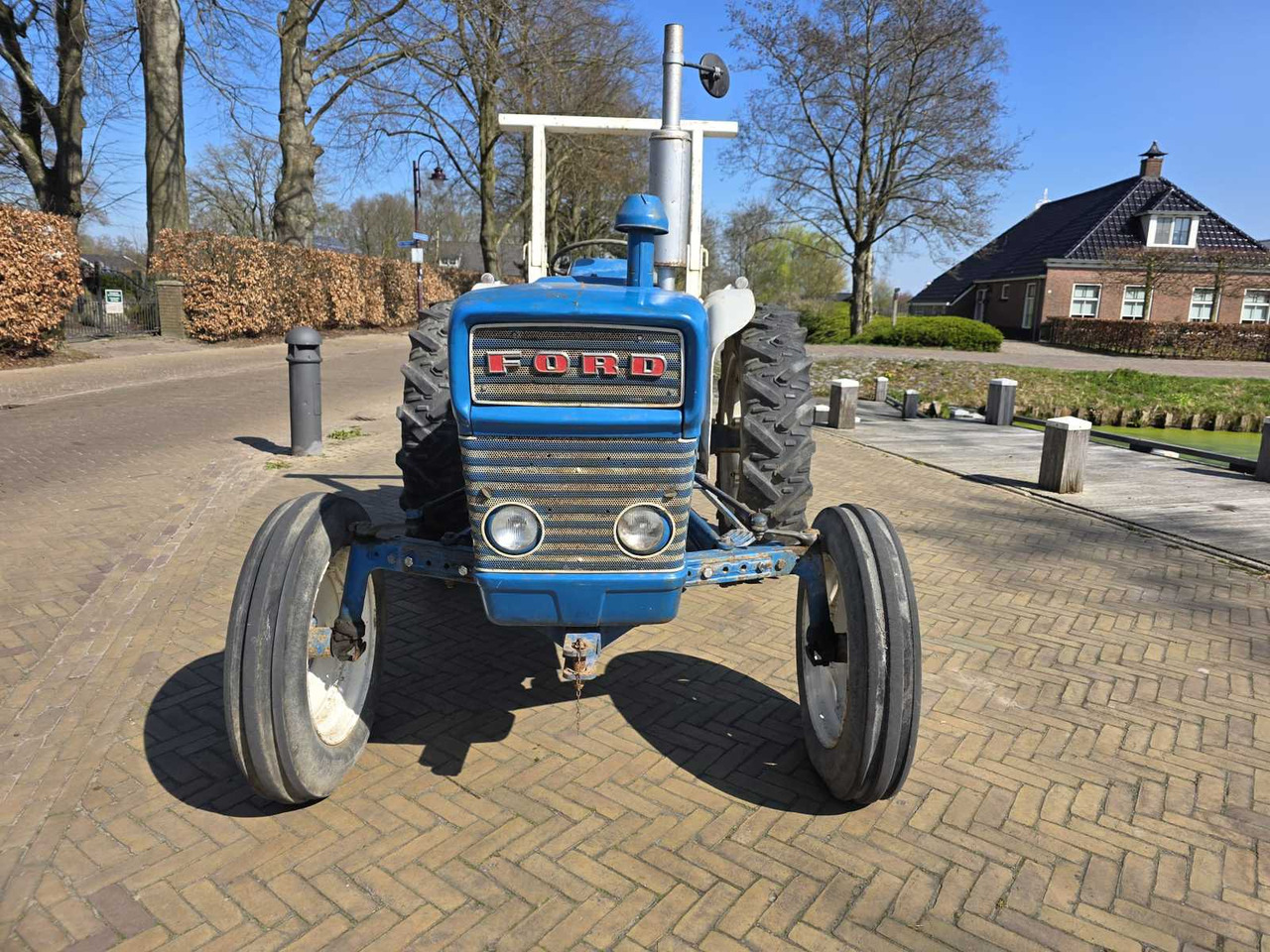 Ford 2000 - Traktor: 3 kép. Ford 2000 - Traktor: 3 kép.