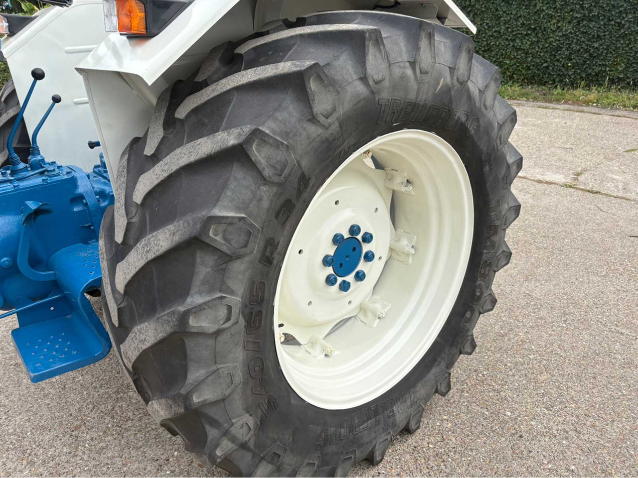 Kistraktor Ford 5000: 32 kép.