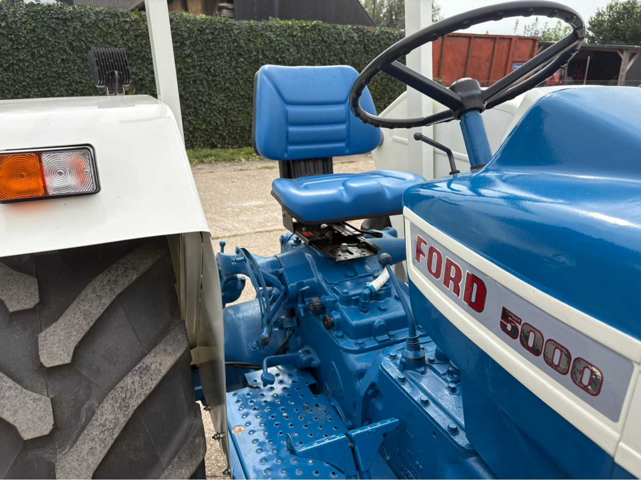 Kistraktor Ford 5000: 17 kép.