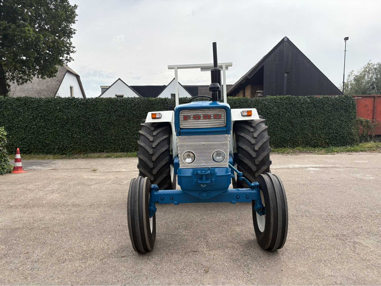 Kistraktor Ford 5000: 13 kép.