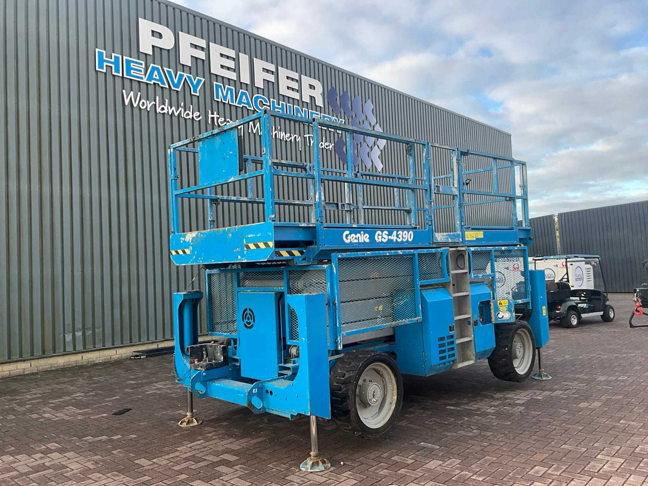 Genie GS-4390 - Emelő: 1 kép. Genie GS-4390 - Emelő: 1 kép.